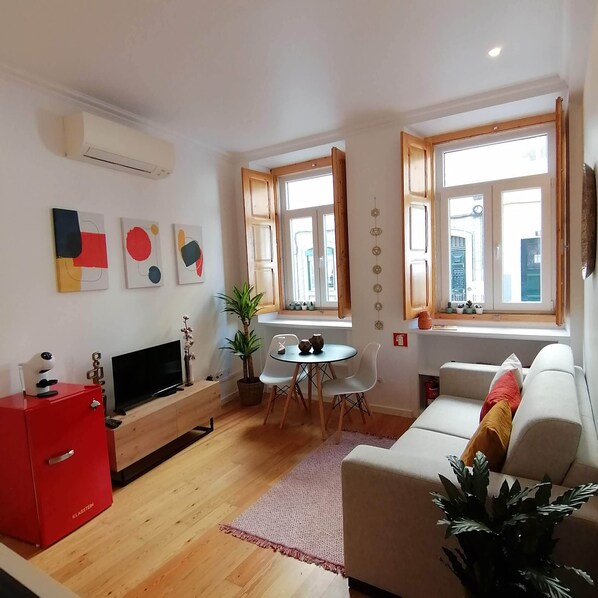 TV - Principe Real Central Home 2 - Free Airport Transfer (Lisboa)