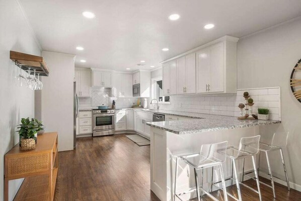 Kjøleskap, mikrobølgeovn, ovn og kokeplater