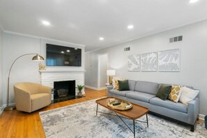 Televisión, videojuegos, mesa de ping pong