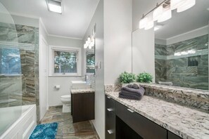 Combined shower/bathtub, hair dryer, towels - Ranch Acres Expo-Heart of Tulsa (Tulsa)
