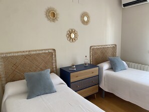 4 dormitoris, planxa i posts de planxar, un bressol de viatge i wifi 