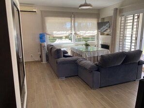 Televisor, llar de foc i taula de tennis de taula 