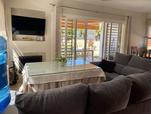 Fernseher, Kamin, Tischtennisplatte