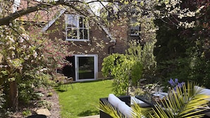 Cottage | Property grounds - Gingerbread Cottage (Canterbury)