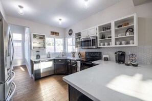 Fridge, microwave, oven, stovetop - Perfect Family Haven: 5BR,Heated Pool + Golf Green (Gilbert)