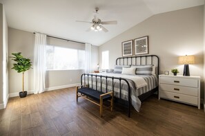 5 chambres, bureau, fer et planche à repasser, lit parapluie