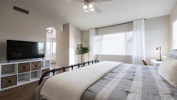 5 bedrooms, desk, iron/ironing board, travel crib