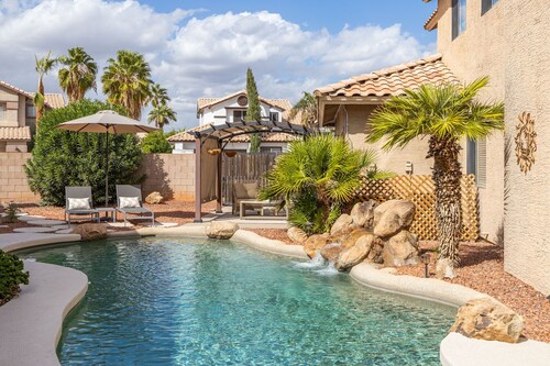 Perfect Family Haven: 5BR,Heated Pool + Golf Green