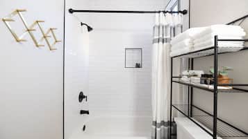 Combined shower/tub, hair dryer, towels