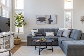 Smart TV, fireplace - Perfect Family Haven: 5BR,Heated Pool + Golf Green (Gilbert)