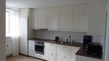 Kühlschrank, Mikrowelle, Ofen, Geschirrspüler
