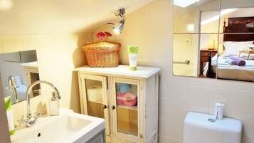 Combined shower/bathtub, hair dryer, bidet, towels