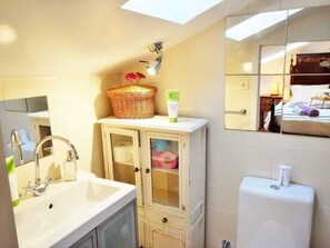 Combined shower/bathtub, hair dryer, bidet, towels