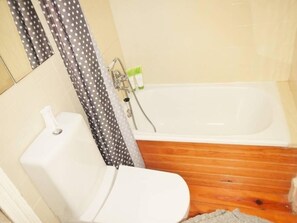 Duschwanne, Haartrockner, Bidet, Handtücher
