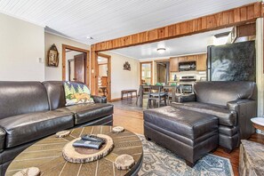 Smart TV, fireplace, DVD player - Riverfront! Hot Tub | Fish | Tube | Relax & repeat (Townsend)