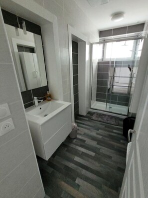 Douche, séchoir à cheveux, serviettes fournies, papier de toilette
