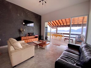 Smart TV - Ponta Leste - Beautiful house in a gated community with pier and beach 🏝. (Angra dos Reis)