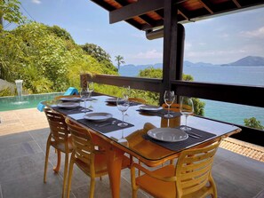 Outdoor dining - Ponta Leste - Beautiful house in a gated community with pier and beach 🏝. (Angra dos Reis)