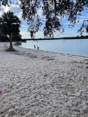 Beach nearby, sun-loungers, beach towels