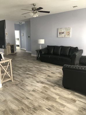 Living area - Beautiful home 2 blocks off of the beach (Panama City Beach)