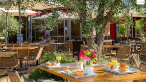 An outdoor dining area with tables, chairs, and a tree. - NEW AIR CONDITIONED MOBIL HOME - CAMPING 5* - FOR 6 PEOPLE with dishwasher (Lagorce)