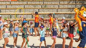 A group of children and adults participating in an outdoor activity with a mascot. - NEW AIR CONDITIONED MOBIL HOME - CAMPING 5* - FOR 6 PEOPLE with dishwasher (Lagorce)