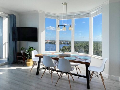 2-bedroom condo w/ stunning lake and Disney views