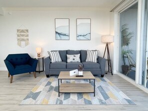 TV - 2-bedroom condo w/ stunning lake and Disney views (Orlando)