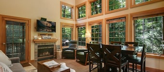 Boyne Mountain Disciples Ridge Ski in/Ski out Lodge, 5 BD/4BA - Sleeps up to 20