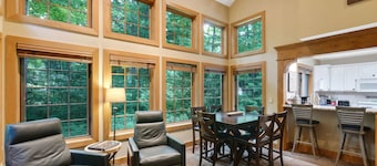 Boyne Mountain Disciples Ridge Ski in/Ski out Lodge, 5 BD/4BA - Sleeps up to 20