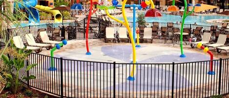 Una piscina al aire libre, una piscina climatizada