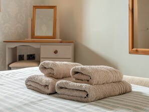 1 bedroom, free WiFi, bed sheets - Robin’s Nest - UK36208 (Capel Seion, near Aberystwyth)