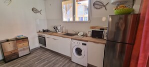 Réfrigérateur, micro-ondes, four, plaque de cuisson