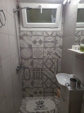 Bathtub, hair dryer, towels