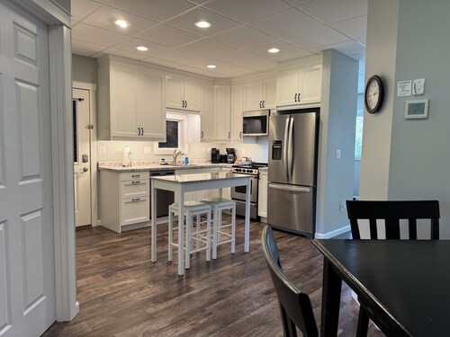 Beautiful modern 2 bedroom apartment, near trails, with big parking lot