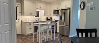 Beautiful modern 2 bedroom apartment, near trails, with big parking lot