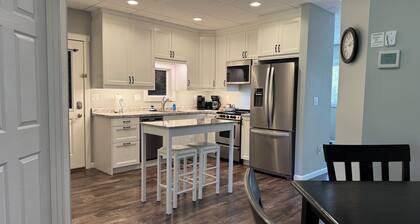 Beautiful modern 2 bedroom apartment, near trails, with big parking lot