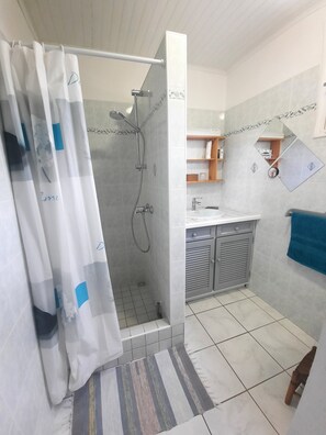 Haartrockner, Handtücher, Seife, Toilettenpapier