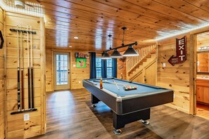 Game room - Pet friendly*20mins to Dollywood*Firepit|Hot Tub|Game/Movie room with PS4 (Sevierville)