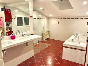 Badekar, hårføner og håndklær