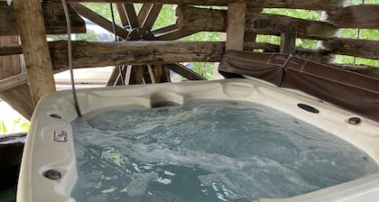 Waterwheel Cabin! Whitewate, Hottub,Casino,Hiking,Fishing. 40"smart TV bedrooms
