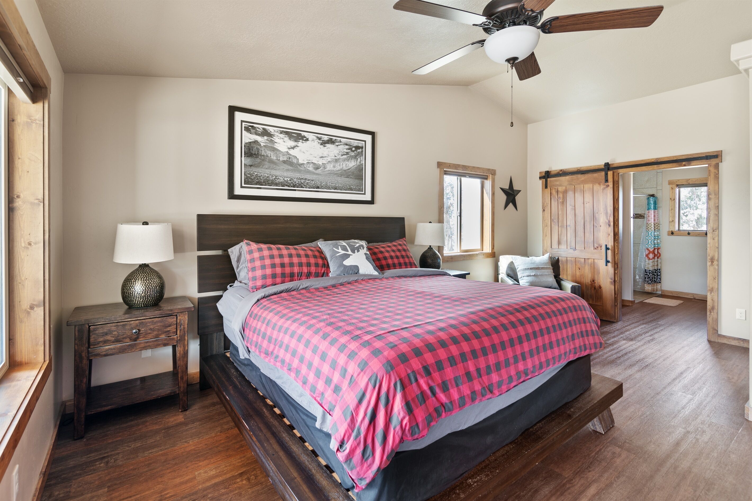 3 slaapkamers, een strijkplank/strijkijzer, reisbedje, gratis wifi