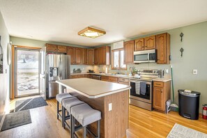 Fridge, microwave, stovetop, dishwasher