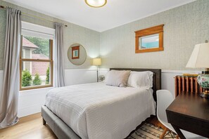 4 slaapkamers, een bureau, een strijkplank/strijkijzer, reisbedje