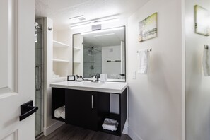 Combined shower/bathtub, hair dryer, towels, soap - Building 14- Sleeps 8 -Las Palmas Resort (St. George)
