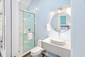 Duschwanne, Haartrockner, Handtücher, Seife