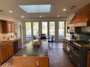 Fridge, microwave, oven, stovetop - Spacious Hideaway | 5 bds, 3 ba (Greenville)
