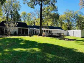 A house with a large porch, a covered outdoor area, and a fenced yard. - Spacious Hideaway | 5 bds, 3 ba (Greenville)