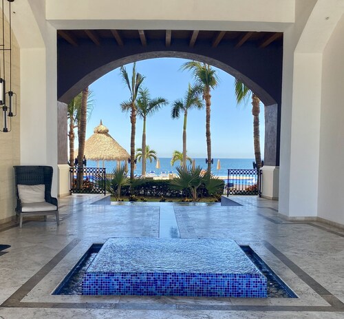 BEACHFRONT 2 BEDROOM CONDO IN LAS GAVIAS RESORT - Sleeps 6