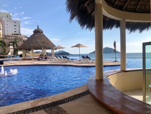 Alberca al aire libre y alberca climatizada